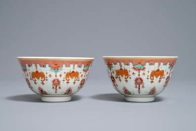Une paire de bols en porcelaine de Chine famille rose, marque de Guangxu, 19/20&egrave;me