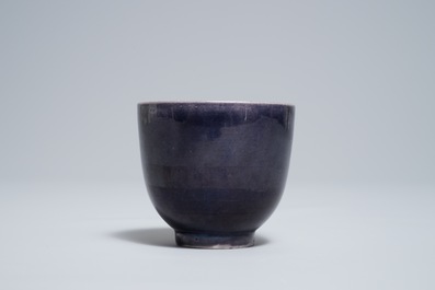 Une tasse &agrave; vin en porcelaine de Chine monochrome aubergine, marque de Jiajing, 19/20&egrave;me