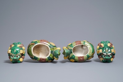 Une paire de br&ucirc;le-parfums en forme de lions bouddhistes en porcelaine de Chine sancai, 20&egrave;me