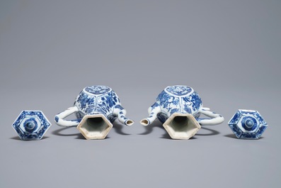 Une paire de verseuses couvertes en porcelaine de Chine bleu et blanc, Kangxi