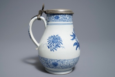 Une verseuse en porcelaine de Japon bleu et blanc d'Arita au couvercle en &eacute;tain, 17/18&egrave;me