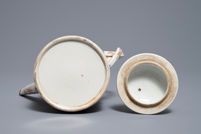 Une cafeti&egrave;re couverte en porcelaine de Chine famille rose &agrave; d&eacute;cor mandarin, Qianlong