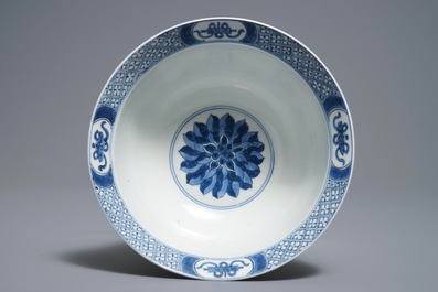 Un bol en porcelaine de Chine bleu et blanc, marque de Chenghua, Kangxi