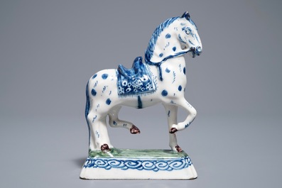 Un mod&egrave;le d'un cheval sur base en fa&iuml;ence de Delft, 18&egrave;me