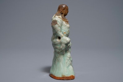 Une figure de Zhenwu en biscuit et porcelaine c&eacute;ladon de Longquan, Chine, Ming
