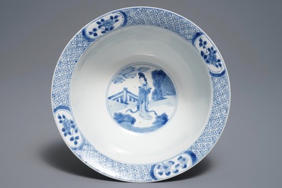 Een Chinese blauwwitte klapmutskom met figuren, Jiajing merk, Kangxi