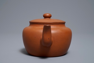 A Chinese Yixing stoneware teapot and cover, 19/20th C.