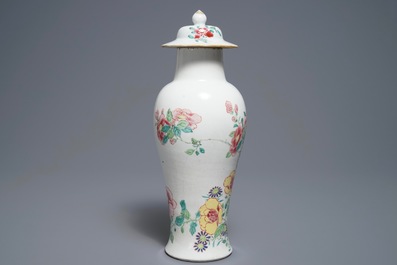 Un vase couvert en porcelaine de Chine famille rose &agrave; d&eacute;cor de papillons, Yongzheng