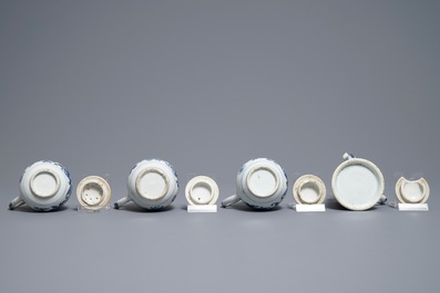 Un ensemble &agrave; &eacute;pices sur pr&eacute;sentoir en porcelaine de Chine bleu et blanc, Qianlong