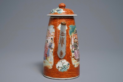 Een Chinese famille rose koffiekan met mandarijns decor, Qianlong