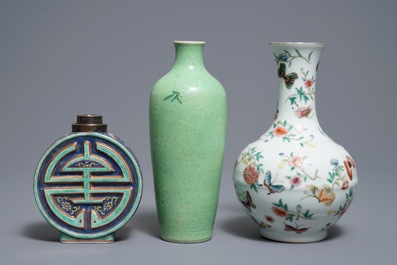 Drie Chinese famille rose vazen, twee met Qianlong merk, 19/20e eeuw