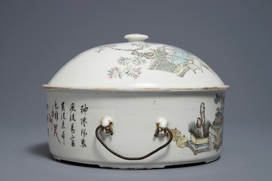 Een ronde Chinese qianjiang cai dekselterrine, 19/20e eeuw