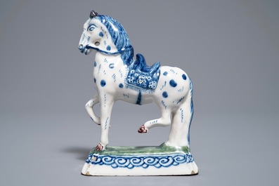 Een fijn Delfts model van een paard op basement, 18e eeuw