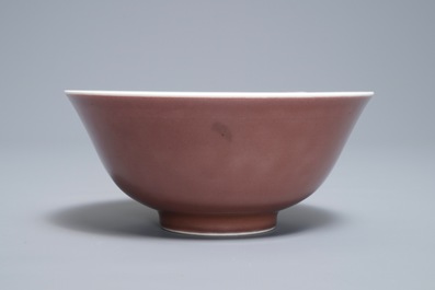 Un bol en porcelaine de Chine rouge monochrome, marque de Daoguang, 19/20&egrave;me