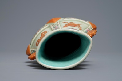 Un vase en porcelaine de Chine famille rose &agrave; fond c&eacute;ladon, marque de Qianlong, 19&egrave;me