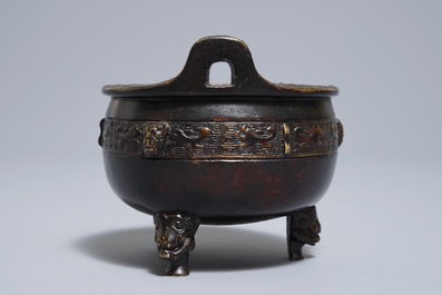 Een Chinese bronzen driepotige wierookbrander, Xuande merk, 19e eeuw