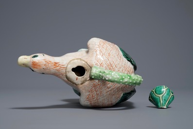 A Chinese famille verte duck-shaped ewer and cover, 18/19th C.