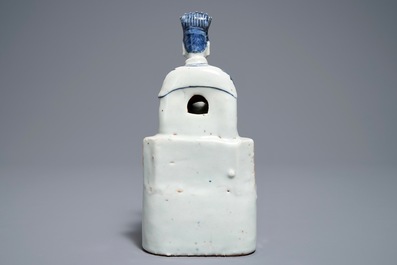 Un mod&egrave;le d'un servant en porcelaine de Chine bleu et blanc, Wanli