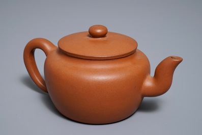 A Chinese Yixing stoneware teapot and cover, 19/20th C.