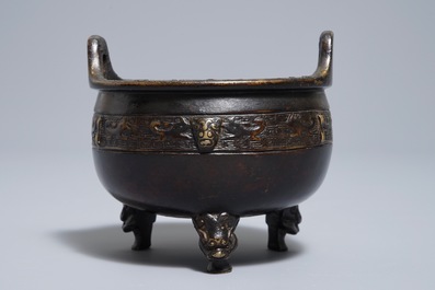 Een Chinese bronzen driepotige wierookbrander, Xuande merk, 19e eeuw