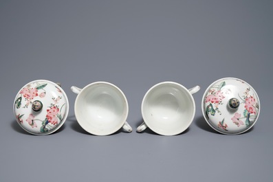 Une paire de coupes couvertes en porcelaine de Chine famille rose, Yongzheng
