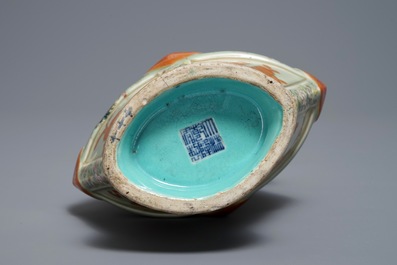 Un vase en porcelaine de Chine famille rose &agrave; fond c&eacute;ladon, marque de Qianlong, 19&egrave;me