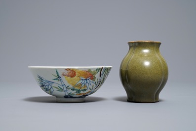 Een Chinese 'teadust' vaas en een doucai kom, Yongzheng en Qianlong merk, 18e en 20e eeuw