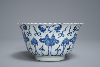 Un bol polylob&eacute; en porcelaine de Chine bleu et blanc, Kangxi