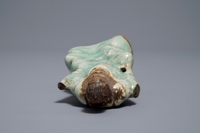 Een Chinese Longquan celadon en biscuit figuur van Zhenwu, Ming