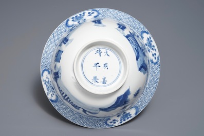 Een Chinese blauwwitte klapmutskom met figuren, Jiajing merk, Kangxi