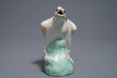 Une verseuse en forme de canard en porcelaine de Chine famille verte, 18/19&egrave;me