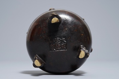 Un br&ucirc;le-parfum tripod en bronze, marque de Xuande, 19&egrave;me