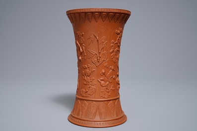 Un vase en gr&egrave;s de Yixing &agrave; d&eacute;cor floral appliqu&eacute;, Kangxi