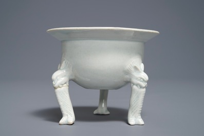 Un br&ucirc;le-parfum tripod en porcelaine de Chine qingbai, Song ou Yuan