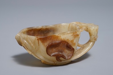 Een Chinese jade libation cup in de vorm van een lotusblad, 18/19e eeuw
