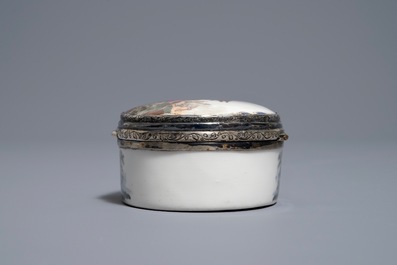 Une bo&icirc;te &agrave; tabac en porcelaine et argent dor&eacute;, France ou Allemagne, 18&egrave;me