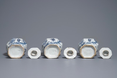 Une garniture de cinq vases en fa&iuml;ence de Delft bleu et blanc &agrave; d&eacute;cor de chinoiserie, 1&egrave;re moiti&eacute; du 18&egrave;me