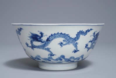 Un bol en porcelaine de Chine bleu et blanc &agrave; d&eacute;cor de dragons, marque et &eacute;poque de Kangxi