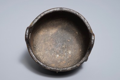 Een Chinese bronzen driepotige wierookbrander, Xuande merk, 19e eeuw