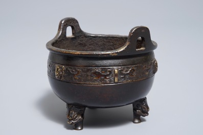 Een Chinese bronzen driepotige wierookbrander, Xuande merk, 19e eeuw