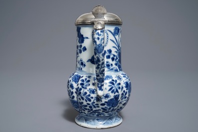 Une verseuse en porcelaine de Chine bleu et blanc au couvercle en argent, Kangxi
