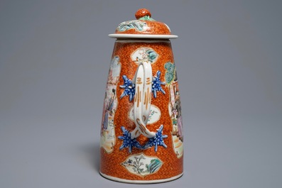 Een Chinese famille rose koffiekan met mandarijns decor, Qianlong