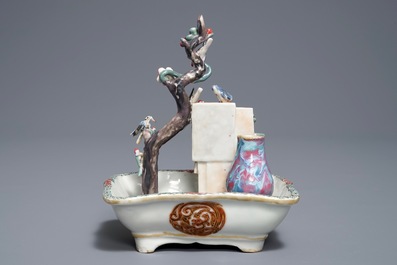 Een Chinees famille rose bassin met vogels, prunusboom en vaas, Qianlong