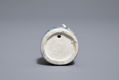 Un mod&egrave;le d'une femme en porcelaine de Chine bleu et blanc, Wanli