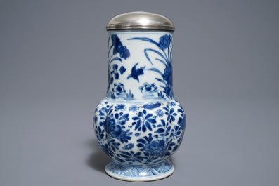 Een Chinese blauwwitte florale kan met zilveren deksel, Kangxi