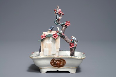 Een Chinees famille rose bassin met vogels, prunusboom en vaas, Qianlong