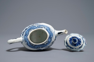 Een Chinese blauwwitte theepot met reli&euml;fdecor, Kangxi