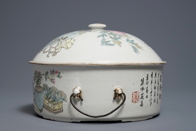Een ronde Chinese qianjiang cai dekselterrine, 19/20e eeuw