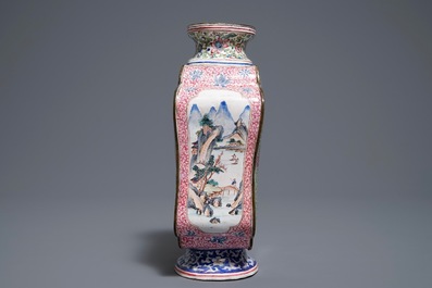 Un vase &agrave; d&eacute;cor d'oiseaux branch&eacute;s en &eacute;maux de Canton, Qianlong