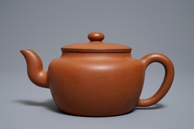 A Chinese Yixing stoneware teapot and cover, 19/20th C.